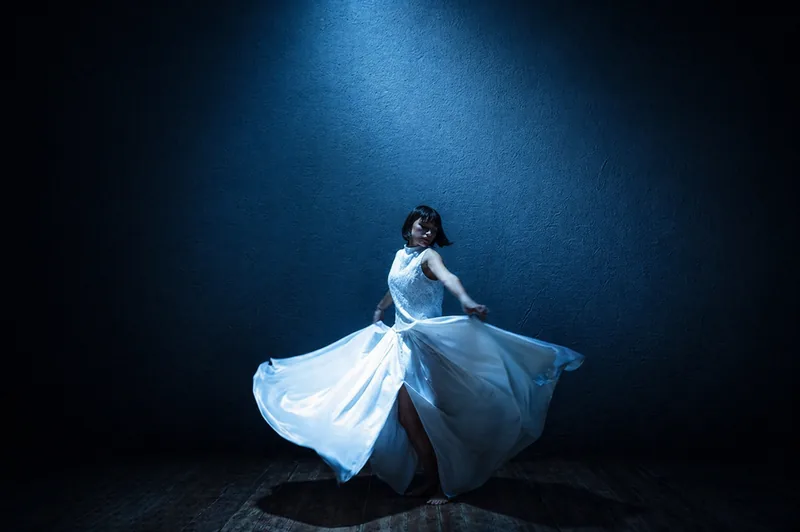 Assolo di danza in controluce blu — spettacoli Scenadinamica