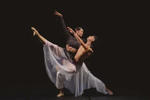 Duetto di danza con veli — spettacoli Scenadinamica