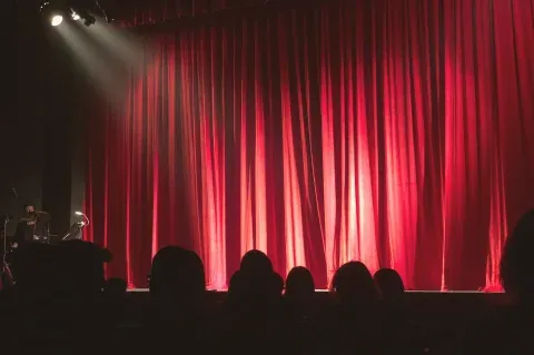Sipario rosso e platea prima dell'inizio — spettacoli Scenadinamica