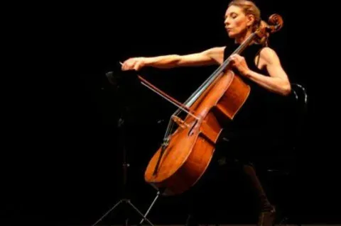 Musica dal vivo in scena: violoncello — spettacoli Scenadinamica